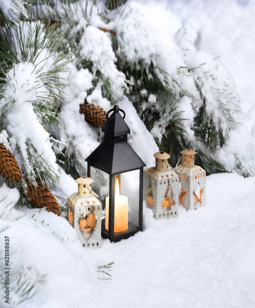 Naklejka premium Lanterns in the snow under the Christmas tree