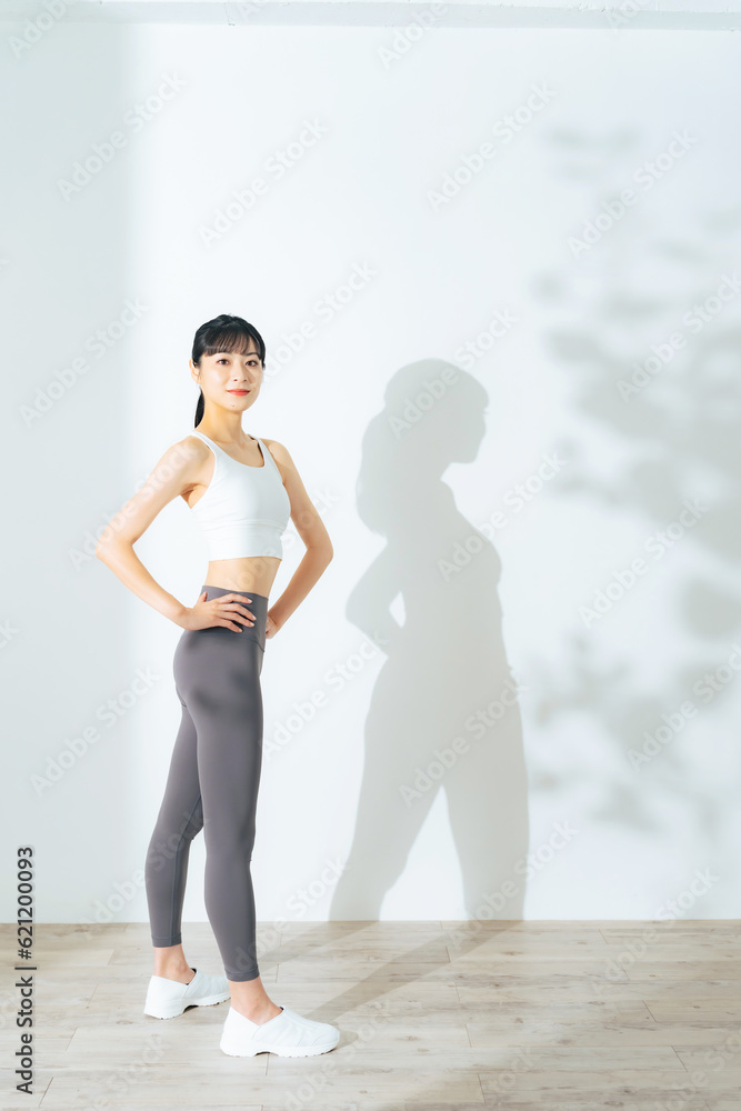 Obraz premium トレーニングでウエストをシェイプアップした女性 ボディケア ダイエット