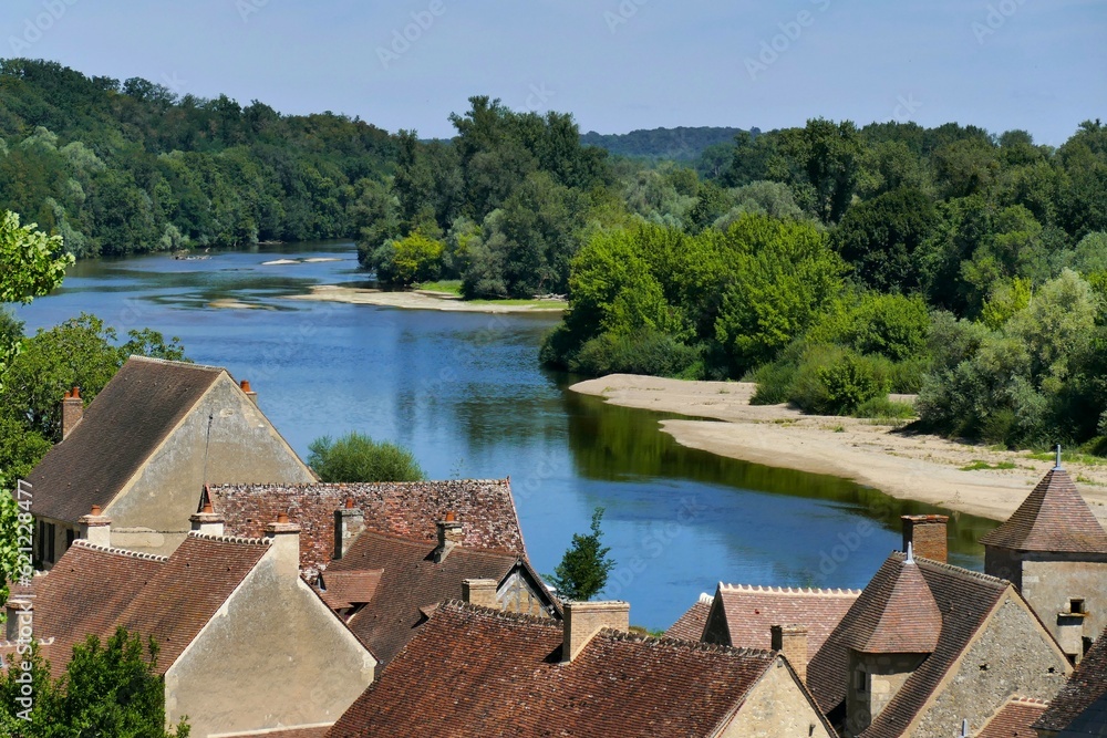 Fototapeta premium La rivière Allier et les toits du village d’Apremont-sur-Allier 