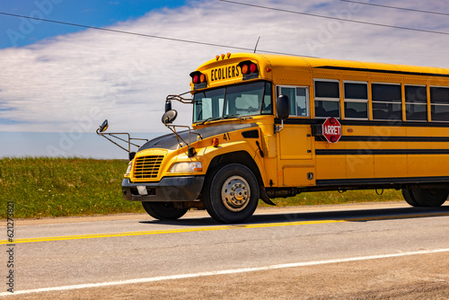 Autobus jaune scolaire au 3 /4 devant, horizontal, school bus photo