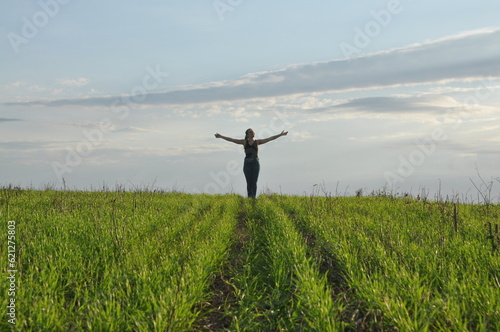 jovem mulher de braços abertos em campo paisagem rural de plantação