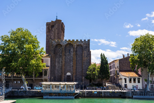 Cathédrale Saint-Etienne d'Agde depuis les bords de l'Hérault photo