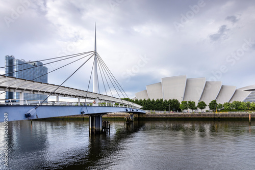 Φωτογραφία Bell's Bridge and the SEC Armadillo building on the river Clyde waterfront in Gl