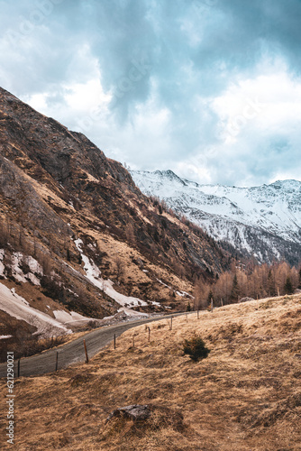 Blick auf Wanderweg entlang von schneebedeckten Bergen