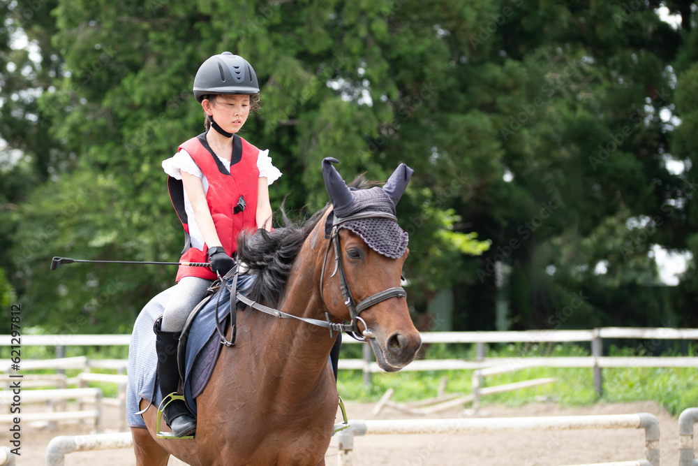 Fototapeta premium 乗馬を楽しむ女の子