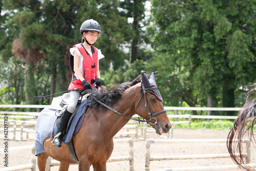 乗馬を楽しむ女の子 © hakase420