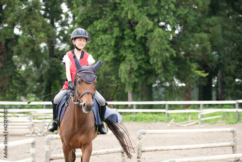 乗馬を楽しむ女の子 © hakase420