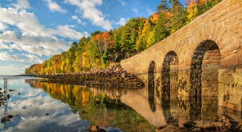 Obraz na plátně Acadia National Park autumn colors - Loop Road at Otter Cove bridge causeway - l
