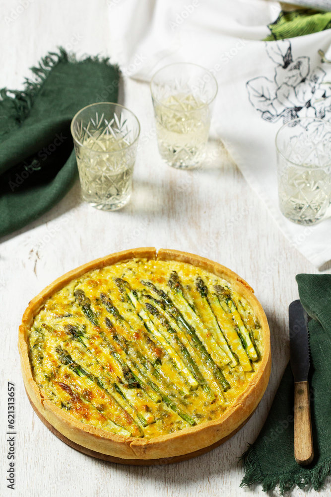 Tart stuffed with asparagus, spinach, chard, cream and cheese, served with white wine.