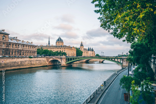 Photos Quartier Notre-Dame de Paris, levée du soleil dans les rues de Paris