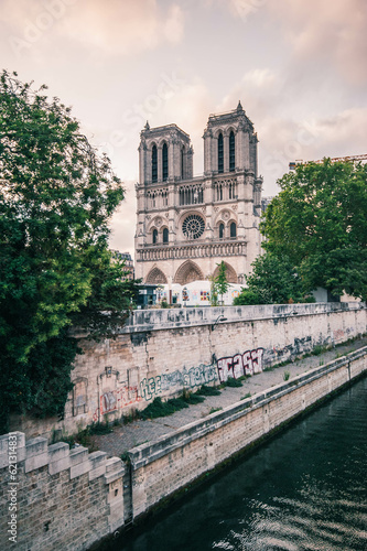 Quartier Notre-Dame de Paris, levée du soleil dans les rues de Paris