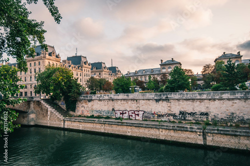 Quartier Notre-Dame de Paris, levée du soleil dans les rues de Paris