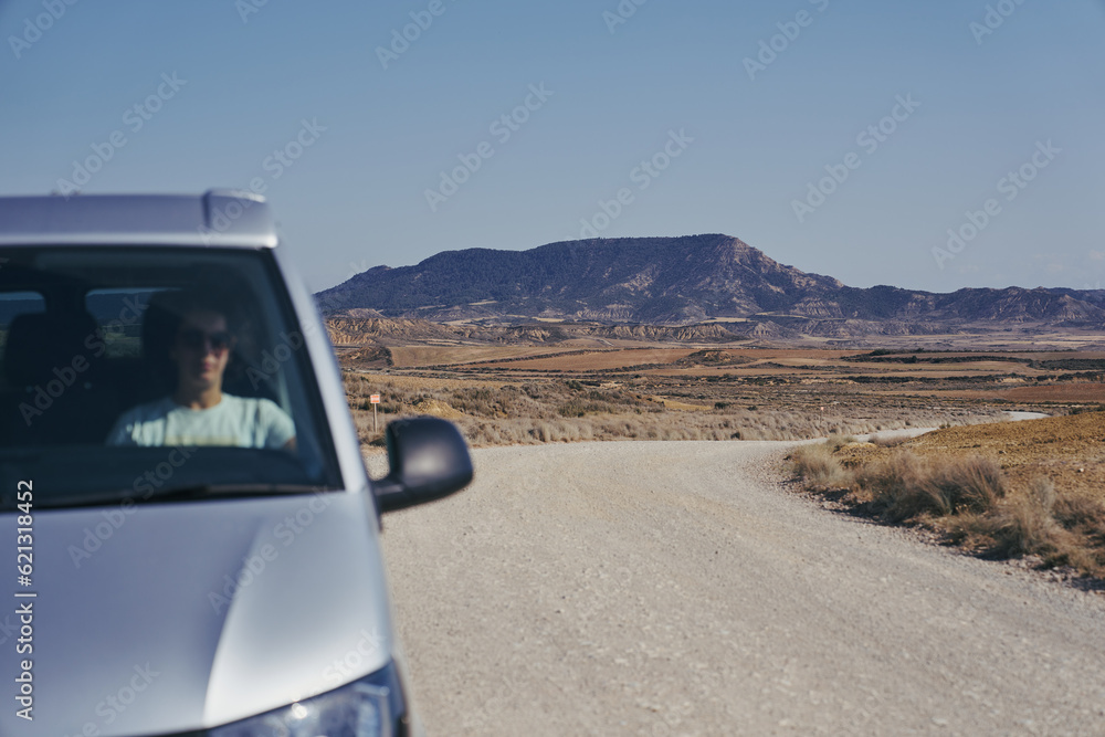© Benoit Lapray - Femme dans van dans desert