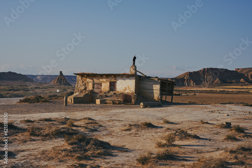 Maison en pierre au milieu du désert photo
