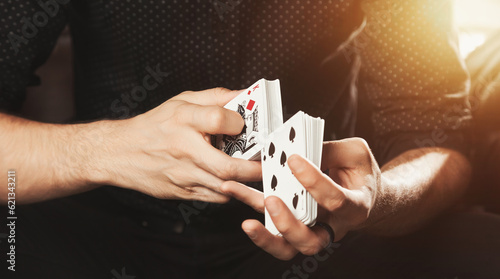 Foto Close up of gambler guy hands of magician shuffling gambling cards