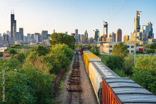 Tela Chicago, Illinois skyline at dusk with freight train.