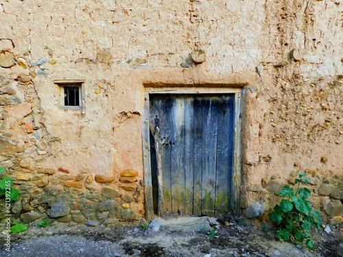 ancient door in rural landscapes © fotomatón2023