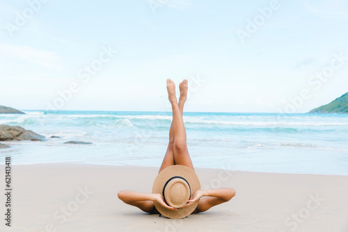 Foto Greeting the day with sunny salutations, a joyful woman in a bikini engages in beach yoga, welcoming the positive energy and embracing the beauty of the beach