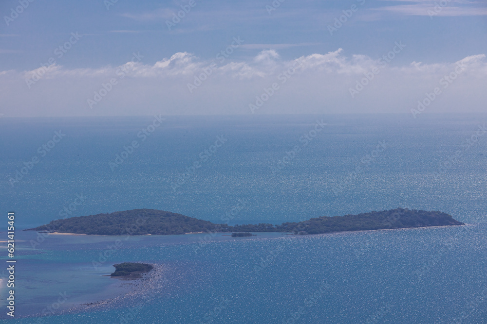 panoramic background of high mountain scenery, overlooking the atmosphere of the sea, trees and wind blowing in a cool blur, spontaneous beauty