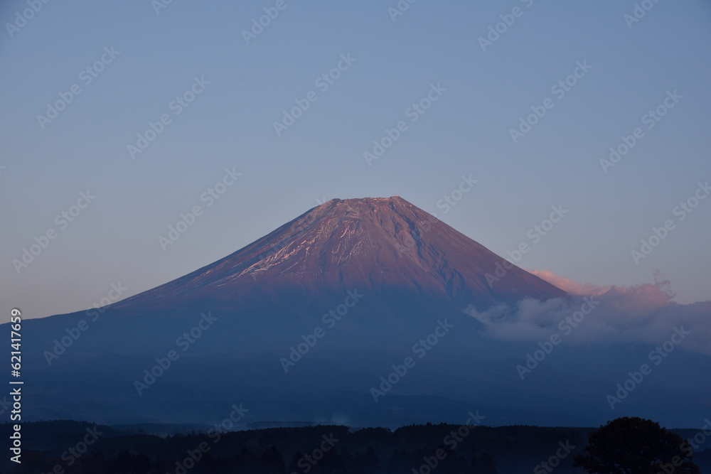 朝霧高原から見た夏の富士山の夕景