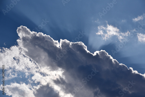 逆光に光る雲