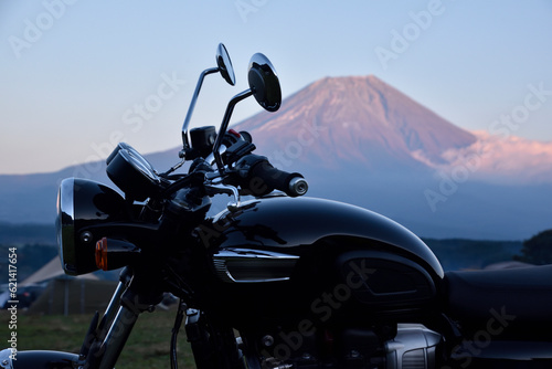オートバイと富士山の夕景