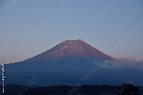 朝霧高原から見た夏の富士山の夕景