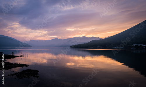 夕焼けの湖