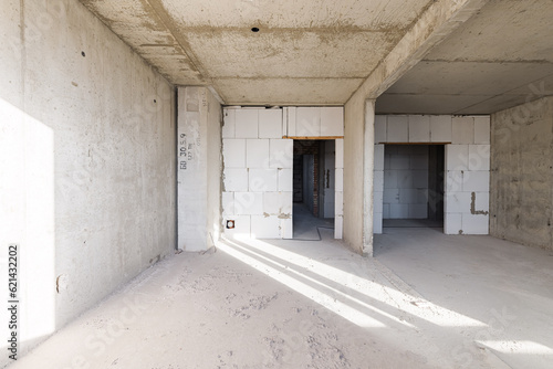 Empty concrete commercial space without finishing with partitions © Дмитрий Модестов