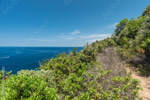 Felsküste bei Piombino, Toskana , bei Sonneschein