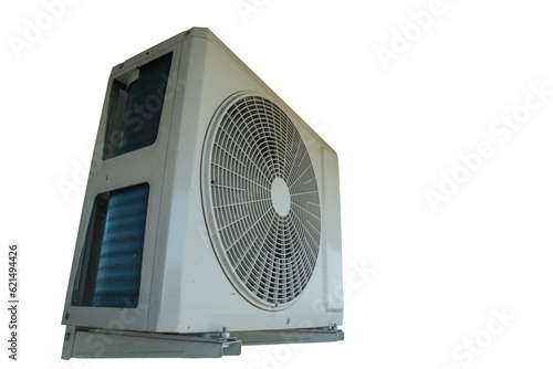Domowe urządzenie części klimatyzatora, montowane na zewnątrz budynku bez tła. 