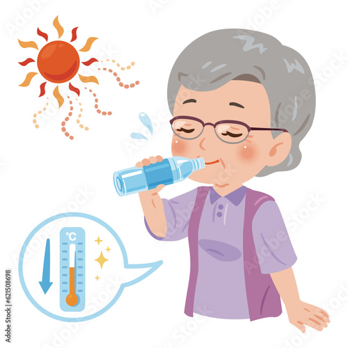 水分補給をするシニア女性