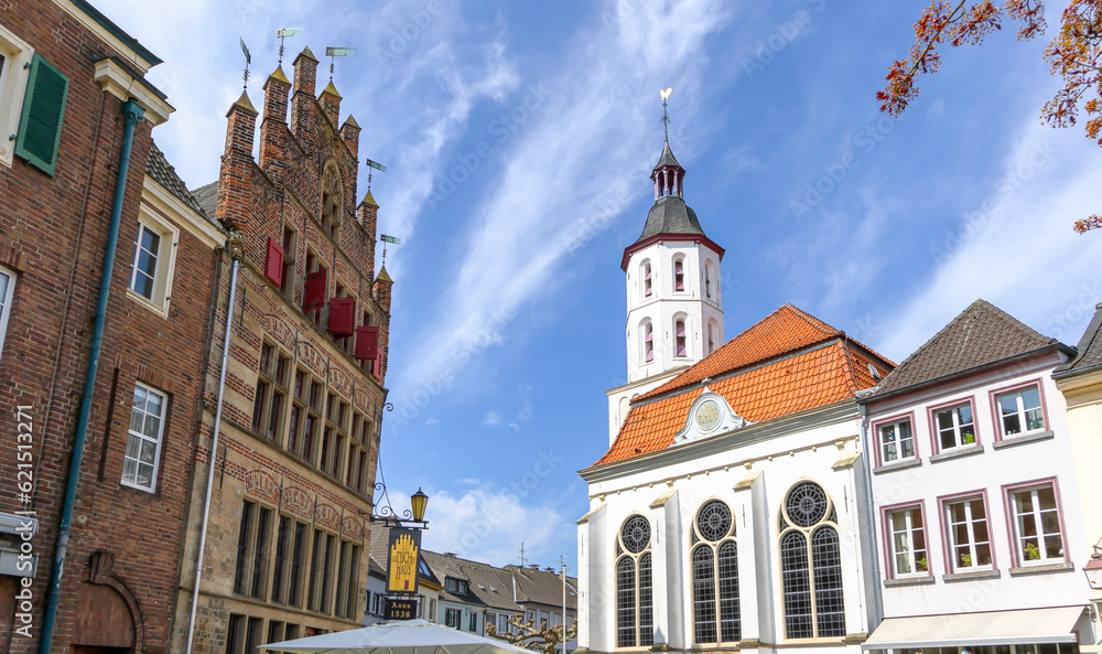Fototapeta premium Evangelische Kirche und Gotisches Haus in Xanten