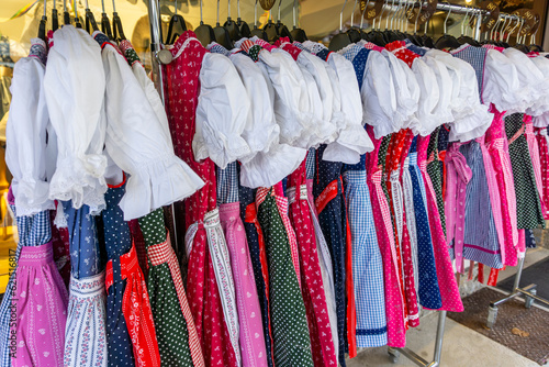 Tracht in Bayern: Dirndl, typisch alpenländische Kleider dür Frauen, bunte Auswahl im Geschäft beim Shopping, Einkauf für die Münchner Wiesn photo