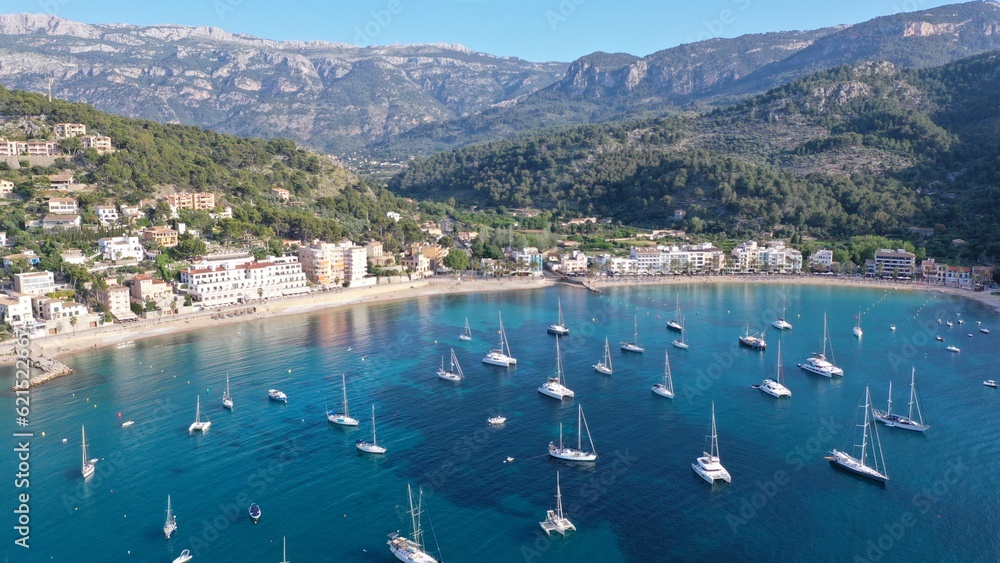 In the heart of the Serra de Tramuntana, appears this city nestled in a lush valley of olive and orange trees. Its privileged location facing the sea makes it, together with its natural port.