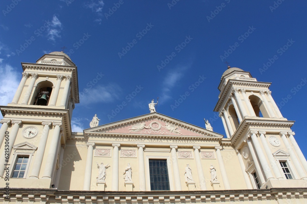 Porto Maurizio: Der Klassizistische Dom von San Maurizio wurde 1781 bis 1832 von dem Architekten Gaetano Cantone errichtet und ist die größte Kirche Liguriens (Italien).
