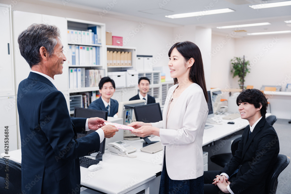 職場でお祝いをもらう女性社員