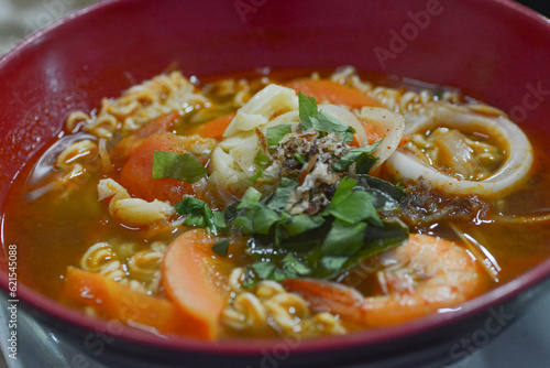 Photos A close-up view of instant curry noodles with vegetables and prawns