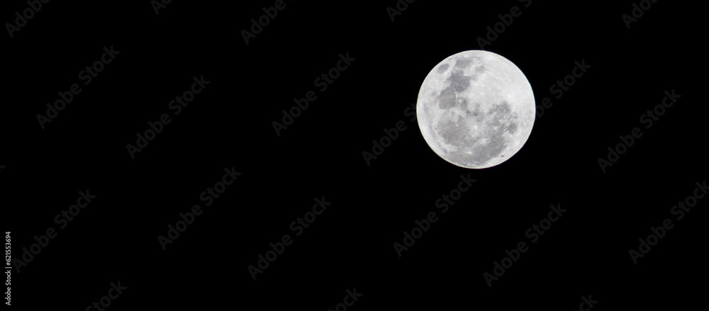Obraz premium Full Moon in early June, still in autumn in the southern hemisphere, seen from the city of Marilia, Sao Paulo state, Brazil