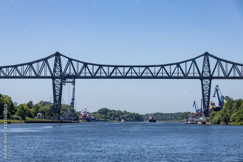 Fototapeta premium Rendsburger Hochbrücke über den Nord Ostsee Kanal mit Schwebefähre