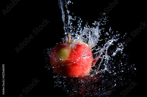 roter frischer Apfel mit Wasserspritzer