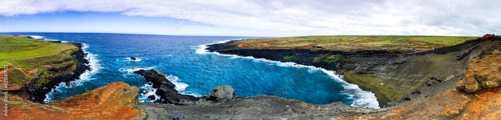 Fototapeta premium Panoramic view of the green sand beach on big island south shore