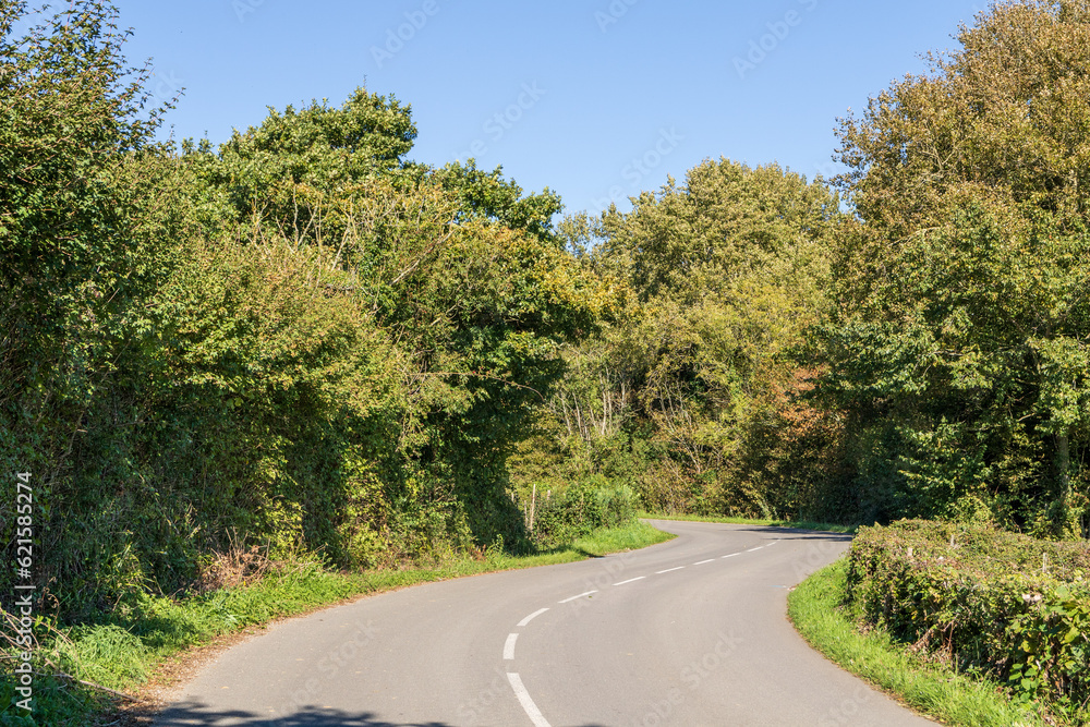 Route sinueuse dans la campagne du Boulonnais