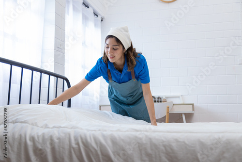 Foto Close-up of the Portrait Two young professional housewives cleaning the house