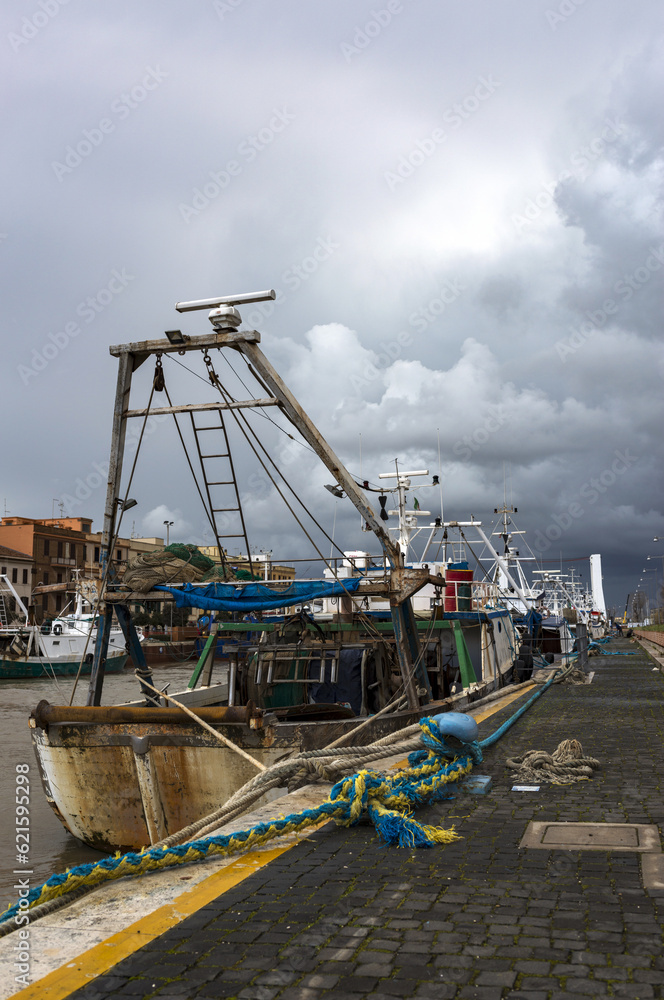 Chalutiers amarrés dans un port de pêche