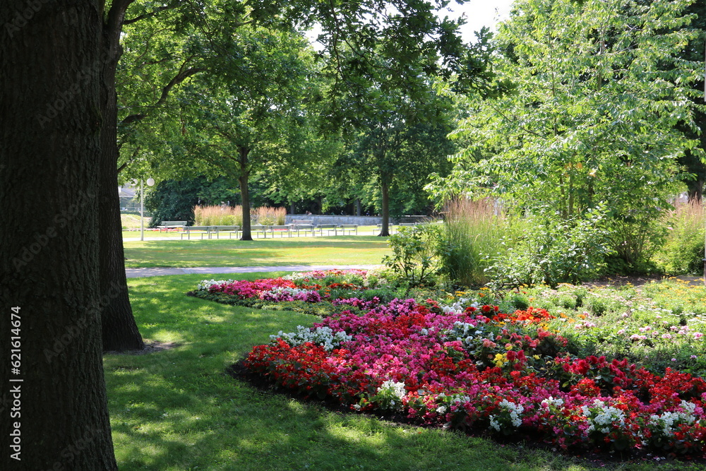 Sommer im Kurpark Cuxhaven an der Nordsee mit schönem Garten und bunten Blumen neben großen Bäumen