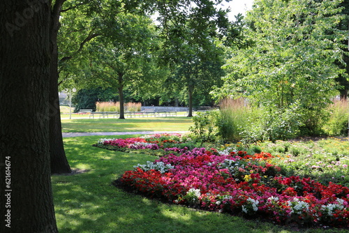 Sommer im Kurpark Cuxhaven an der Nordsee mit schönem Garten und bunten Blumen neben großen Bäumen