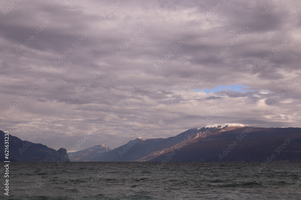 panorama sul lago di Garda e sul monte Baldo in inverno