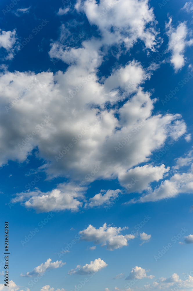 Obraz premium Clear blue sky and beautiful white clouds.