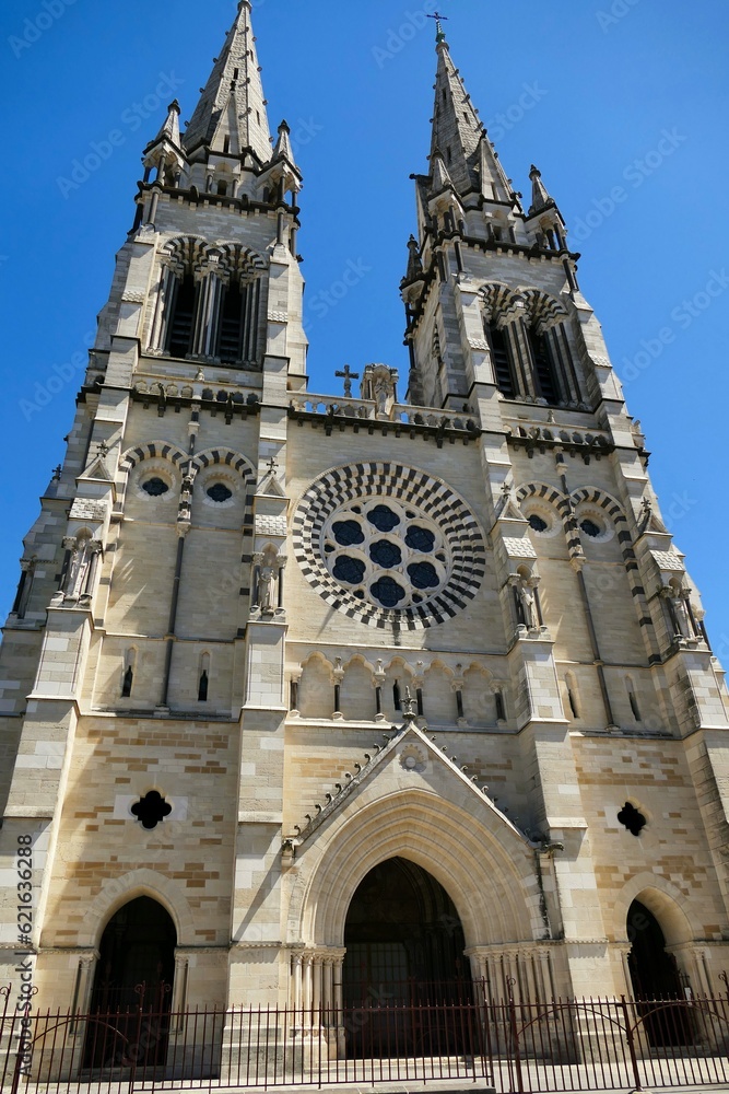 La façade de la cathédrale Notre-Dame-de-l'Annonciation de Moulins